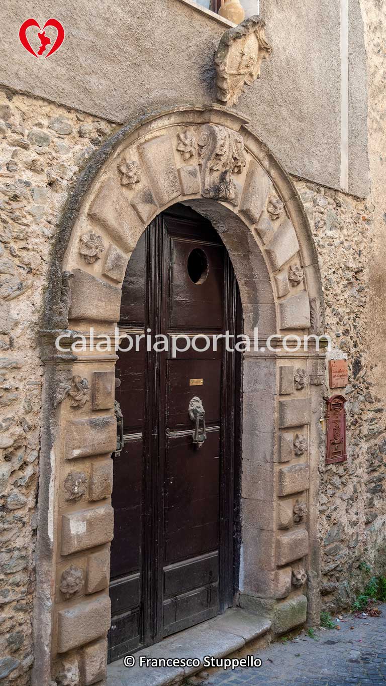 Portale Litico di Conflenti (CZ) Portale Litico di Conflenti (CZ)