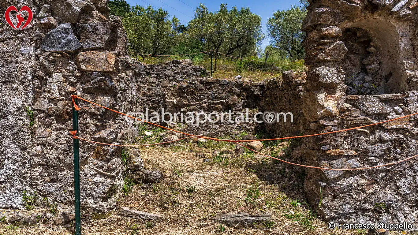 Eremo di Sant'Elia il Vecchio a Curinga (CZ) Eremo di Sant'Elia il Vecchio a Curinga (CZ)