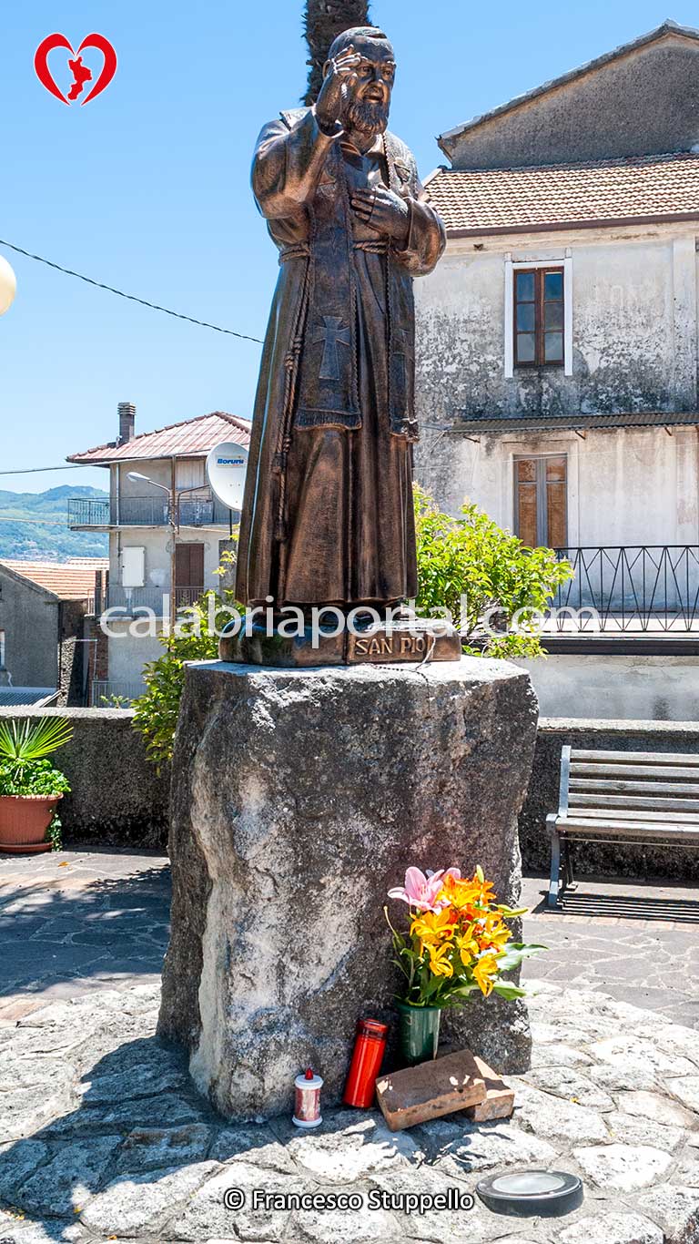 Monumento a San Pio a Martirano Lombardo (CZ) Monumento a San Pio a Martirano Lombardo (CZ)