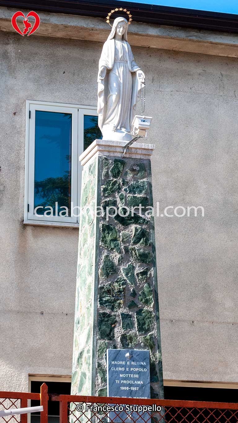 Monumento alla Vergine Maria a Motta Santa Lucia (CZ)