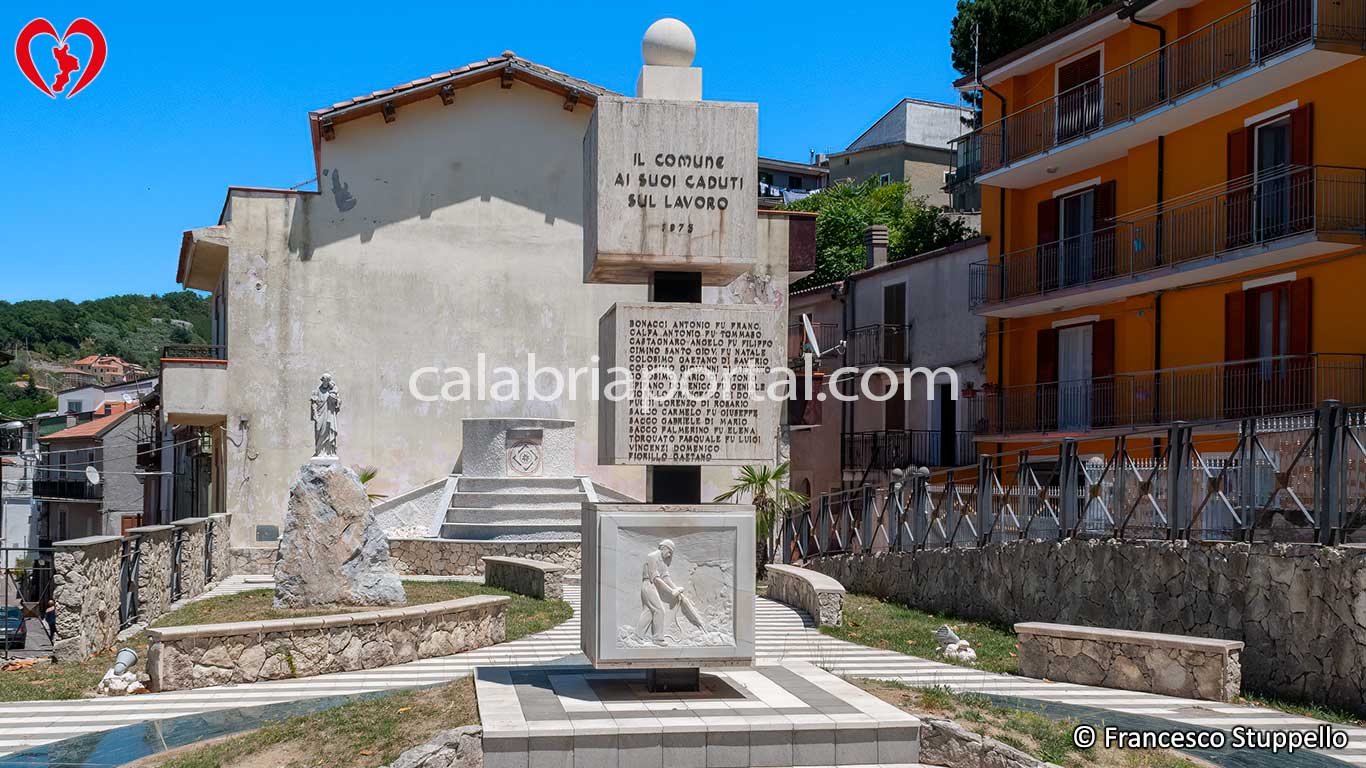 Monumento ai Caduti sul Lavoro a San Mango d'Aquino (CZ) Monumento ai Caduti sul Lavoro a San Mango d'Aquino (CZ)
