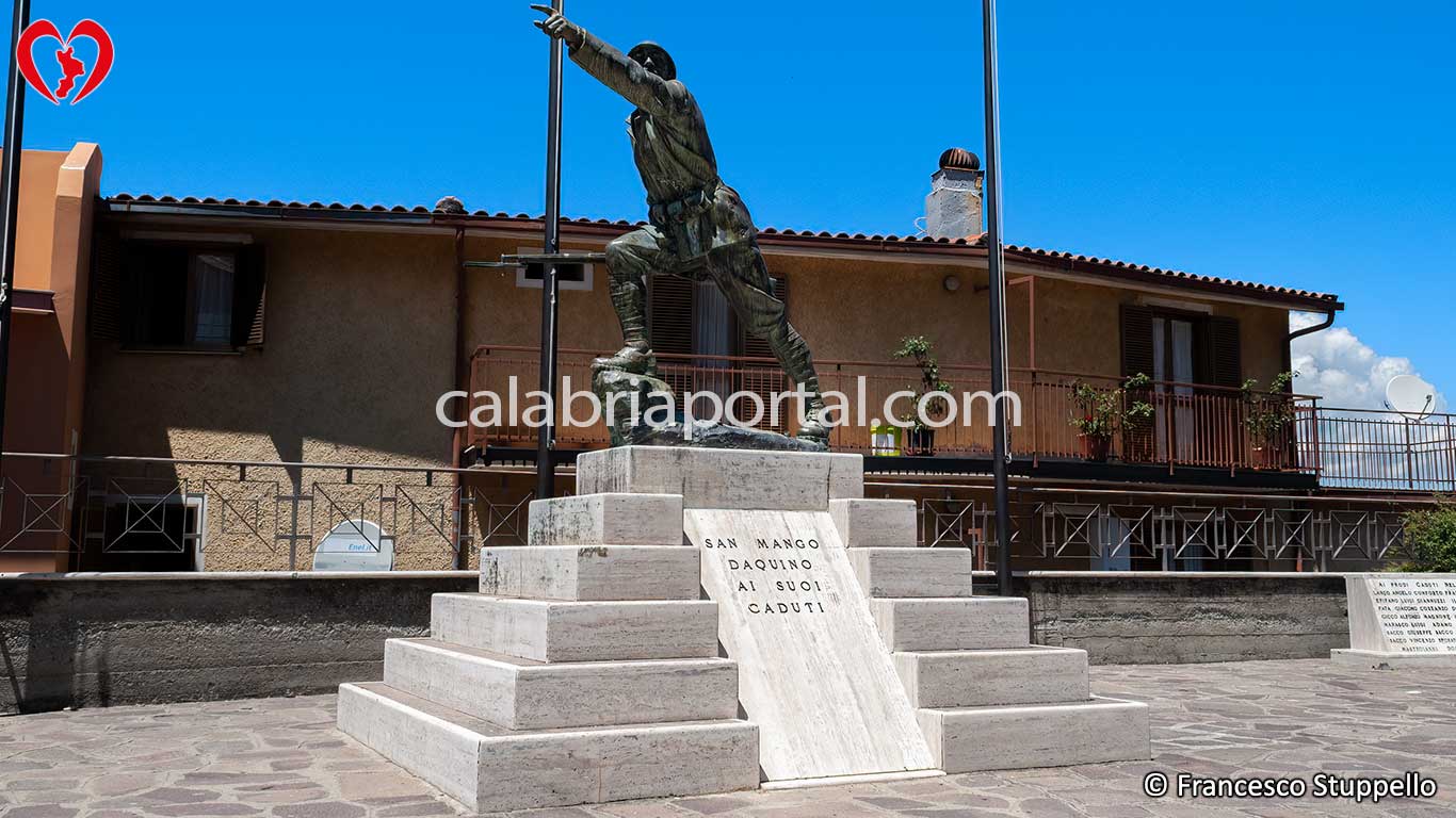 Monumento ai Caduti per la Patria a San Mango d'Aquino (CZ) Monumento ai Caduti per la Patria a San Mango d'Aquino (CZ)