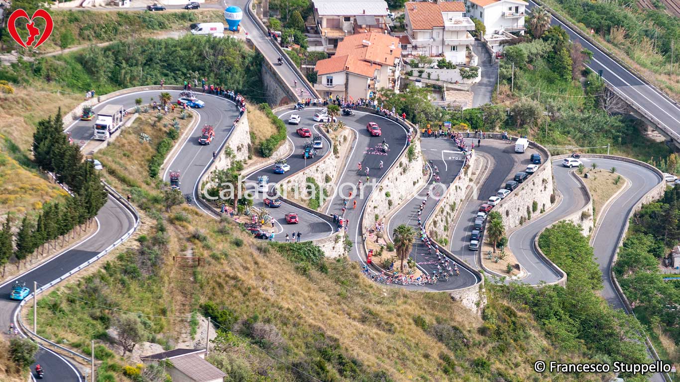 Tornanti di Acquappesa: Passaggio della Carovana del Giro d'Italia numero 100