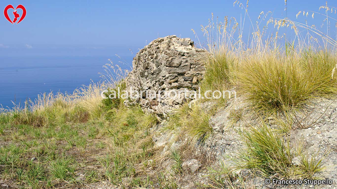 Santo Iorio di Acquappesa (CS): la Torre delle Torricelle Santo Iorio di Acquappesa (CS): la Torre delle Torricelle