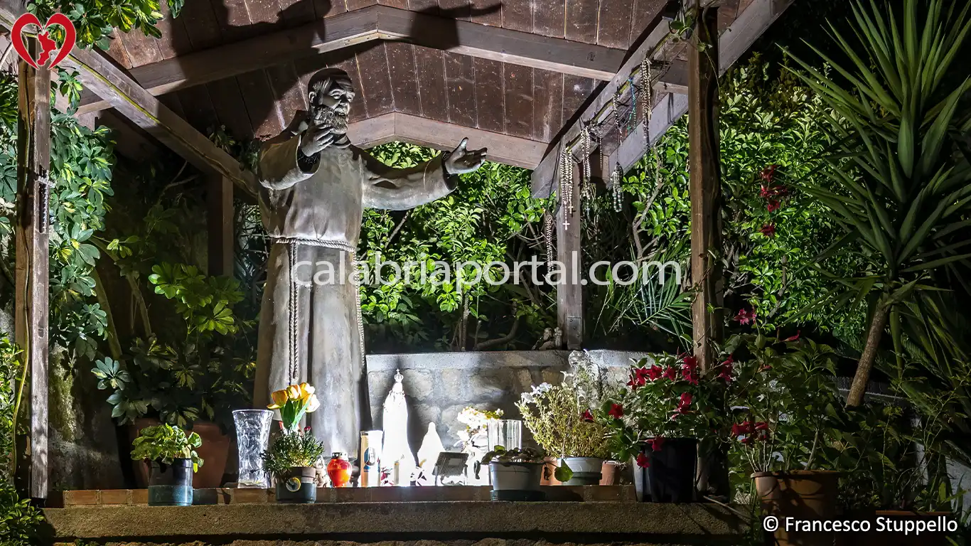 Acquappesa (CS): Monumento a San Pio