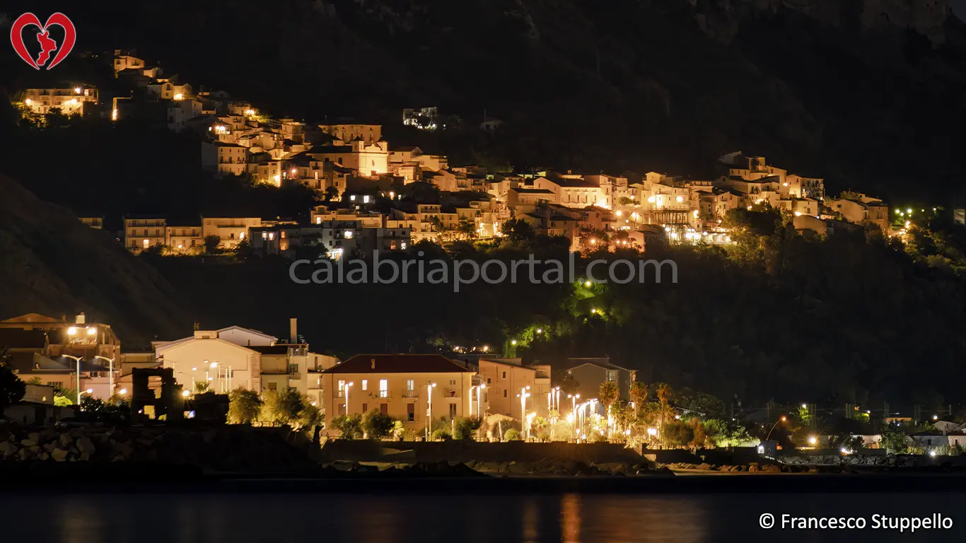 Scorcio notturno del centro storico di Acquappesa (CS)