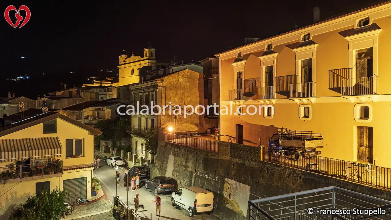 Acquappesa (CS): Scorcio notturno del centro storico