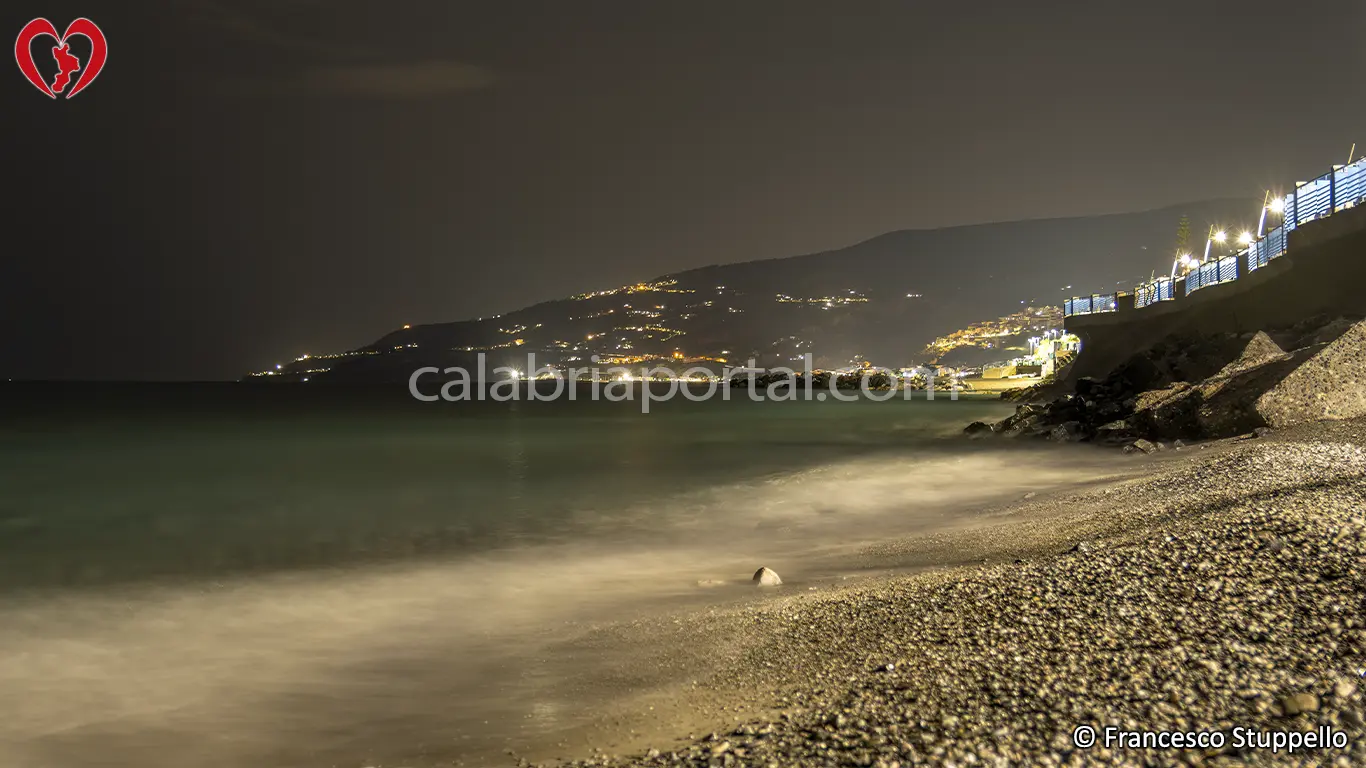 Scorcio Notturno della Spiaggia di Acquappesa Marina (CS)