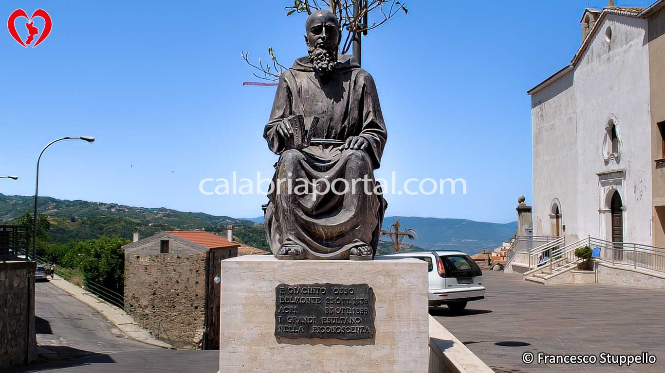Monumento a Padre Giacinto Osso ad Acri (CS)