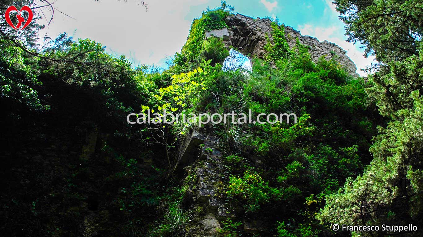 Ruderi del Castello Medievale di Aiello Calabro (CS)