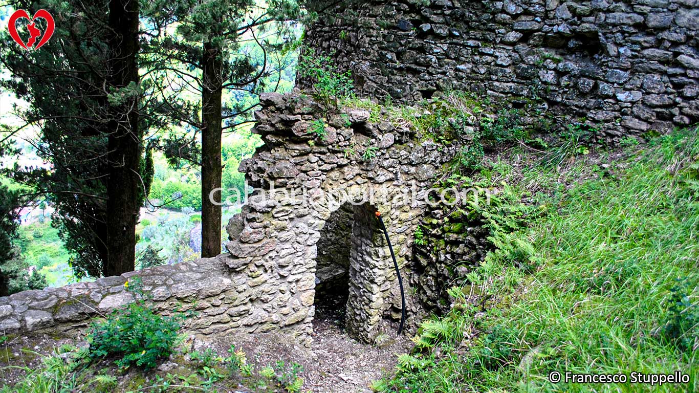 Ruderi del Castello Medievale di Aiello Calabro (CS)