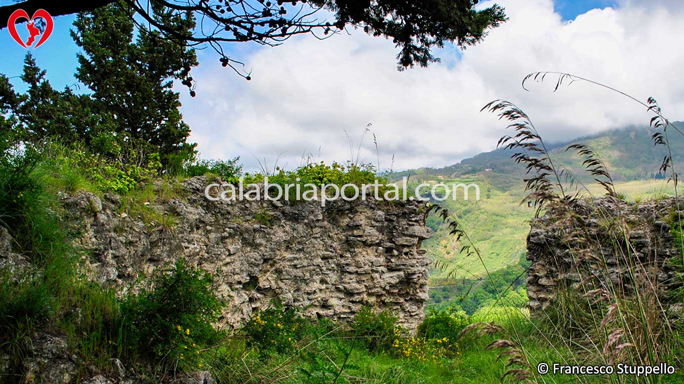Ruderi del Castello Medievale di Aiello Calabro (CS)