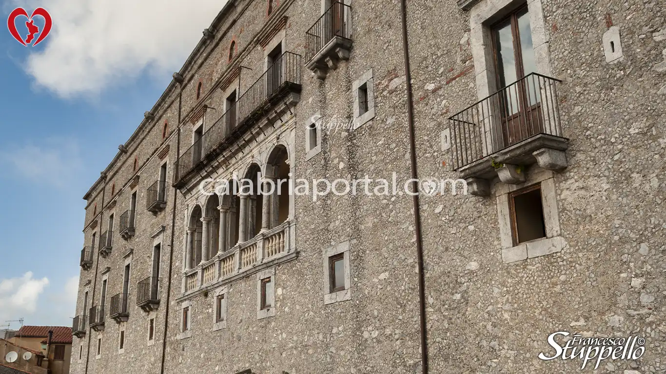 Facciata nordovest del Palazzo Martirano-Spinelli ad Aieta Facciata nordovest del Palazzo Martirano-Spinelli ad Aieta