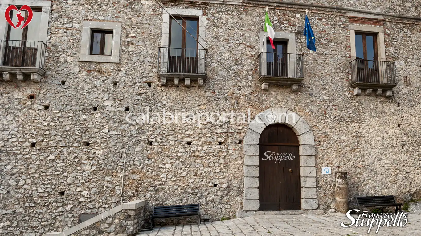 Facciata d'Ingresso del Palazzo Rinascimentale di Aieta Facciata d'Ingresso del Palazzo Rinascimentale di Aieta
