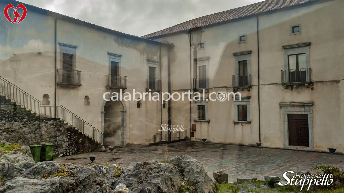 Corte interna del Palazzo Rinascimentale di Aieta Corte interna del Palazzo Rinascimentale di Aieta