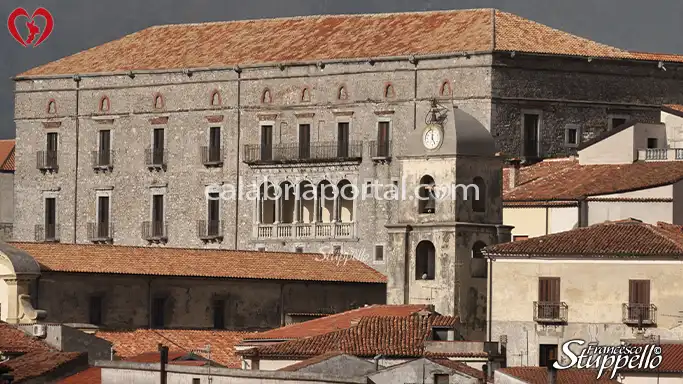 Aieta: Palazzo Rinascimentale Martirano-Spinelli