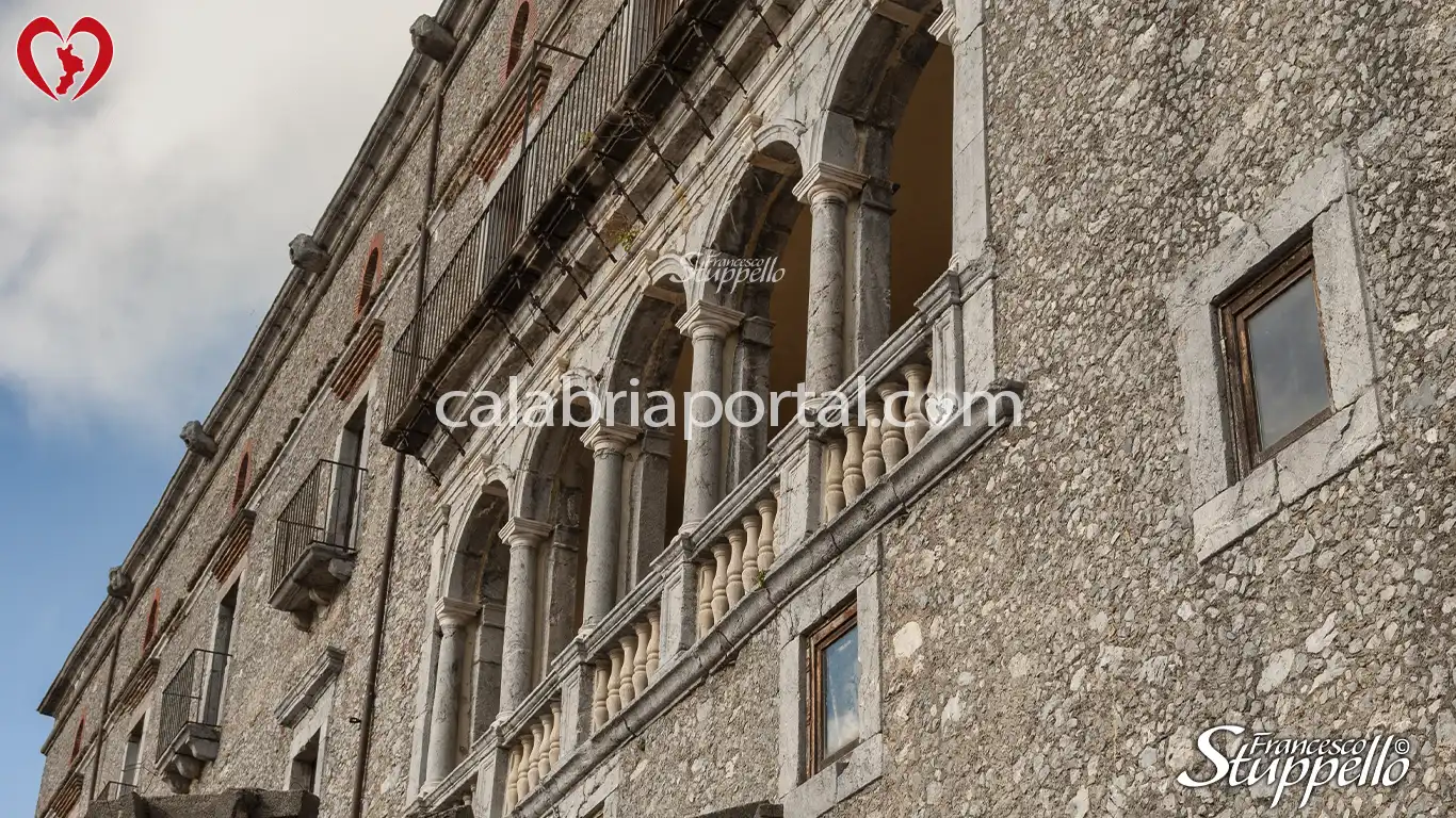 Loggiato del Palazzo Rinascimentale di Aieta Loggiato del Palazzo Rinascimentale di Aieta