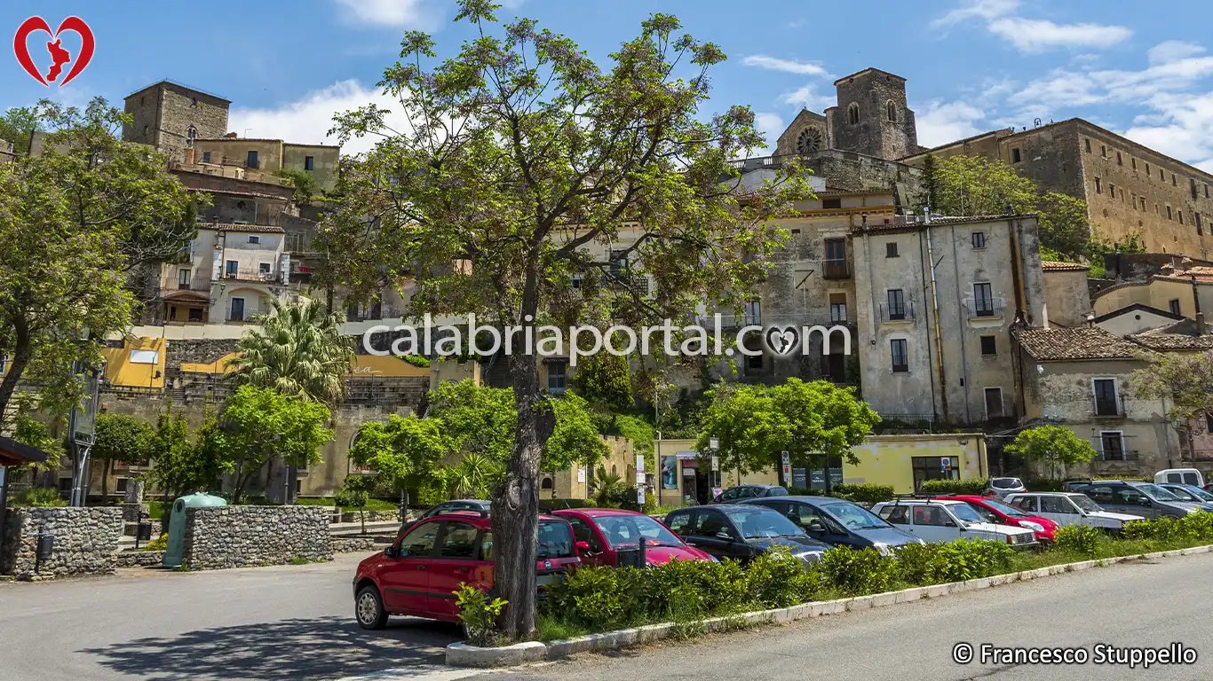Scorcio di Piazza Costantino Belluscio ad Altomonte Scorcio di Piazza Costantino Belluscio ad Altomonte