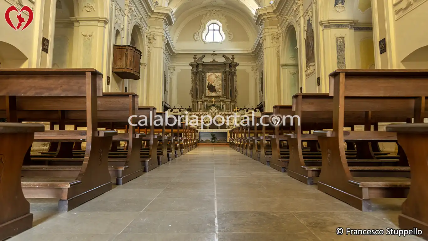 Navata della Chiesa di San Francesco da Paola ad Altomonte (CS) Navata della Chiesa di San Francesco da Paola ad Altomonte (CS)