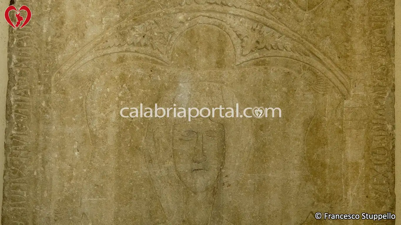 Particolare della Lastra Tombale di Covella Ruffo della Chiesa di Santa Maria della Consolazione ad Altomonte (CS)