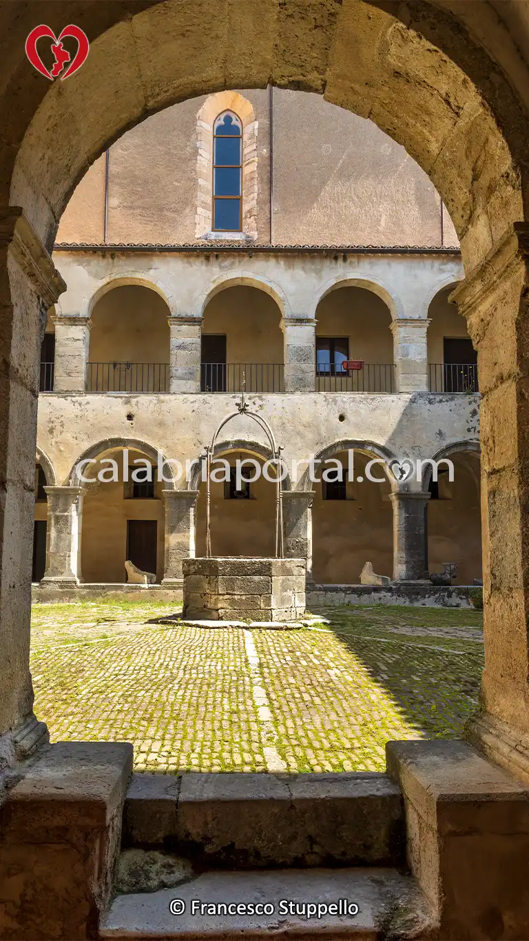 Il Pozzo del Convento dei Domenicani ad Altomonte Il Pozzo del Convento dei Domenicani ad Altomonte