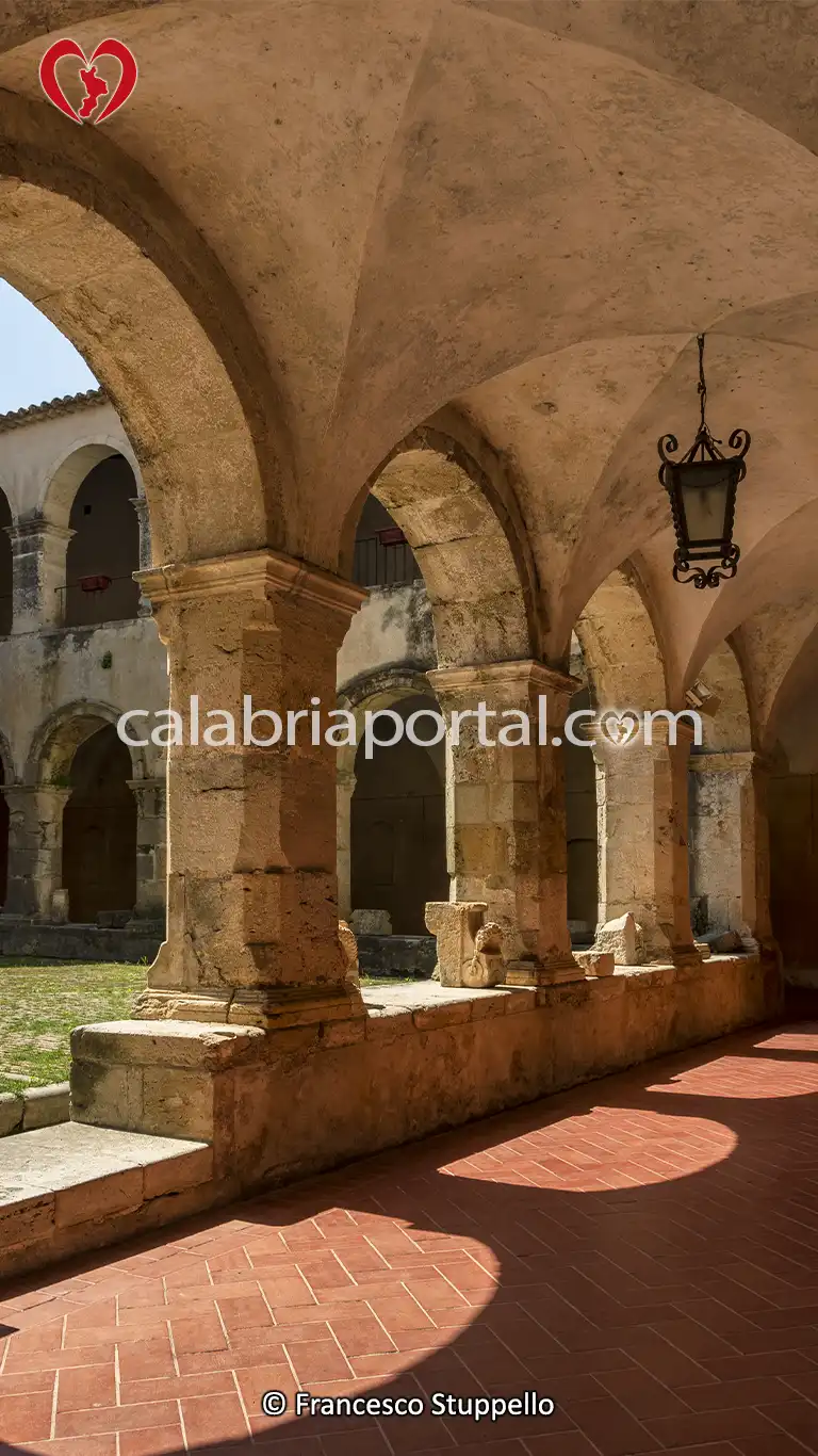 Scorcio del Chiostro del Convento dei Domenicani ad Altomonte Scorcio del Chiostro del Convento dei Domenicani ad Altomonte