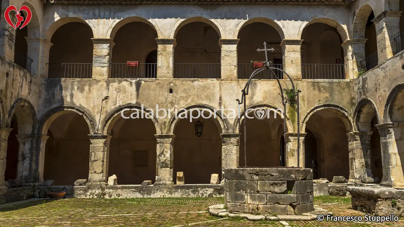 Il Chiostro del Convento Domenicano ad Altomonte Il Chiostro del Convento Domenicano ad Altomonte