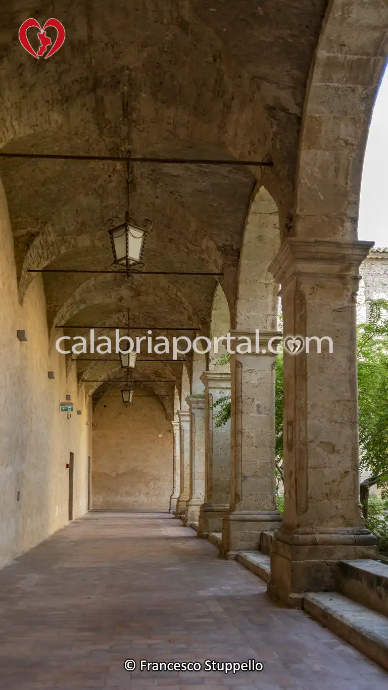 Scorcio del Corridoio del Chiostro del Monastero di San Francesco ad Altomonte (CS) Scorcio del Corridoio del Chiostro del Monastero di San Francesco ad Altomonte (CS)