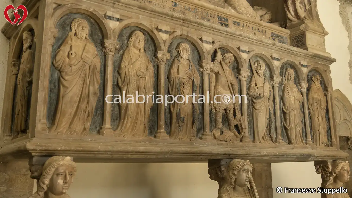 Basamento del Mausoleo di Filippo di Sangineto ad Altomonte Basamento del Mausoleo di Filippo di Sangineto ad Altomonte