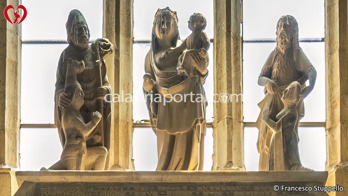 Figura dei Santi sul Timpano del Mausoleo di Filippo di Sangineto ad Altomonte Figura dei Santi sul Timpano del Mausoleo di Filippo di Sangineto ad Altomonte