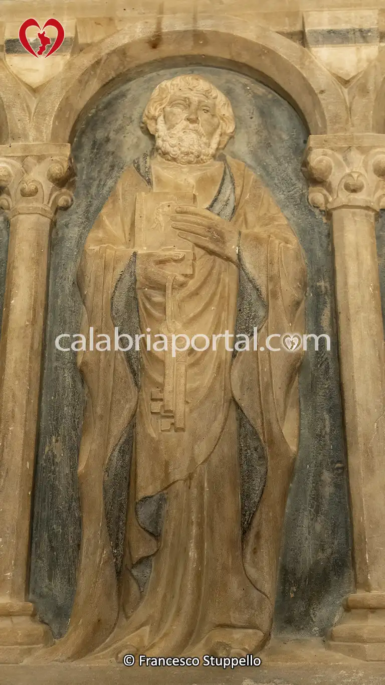 Figura di San Pietro sul Basamento del Mausoleo di Filippo di Sangineto ad Altomonte Figura di San Pietro sul Basamento del Mausoleo di Filippo di Sangineto ad Altomonte