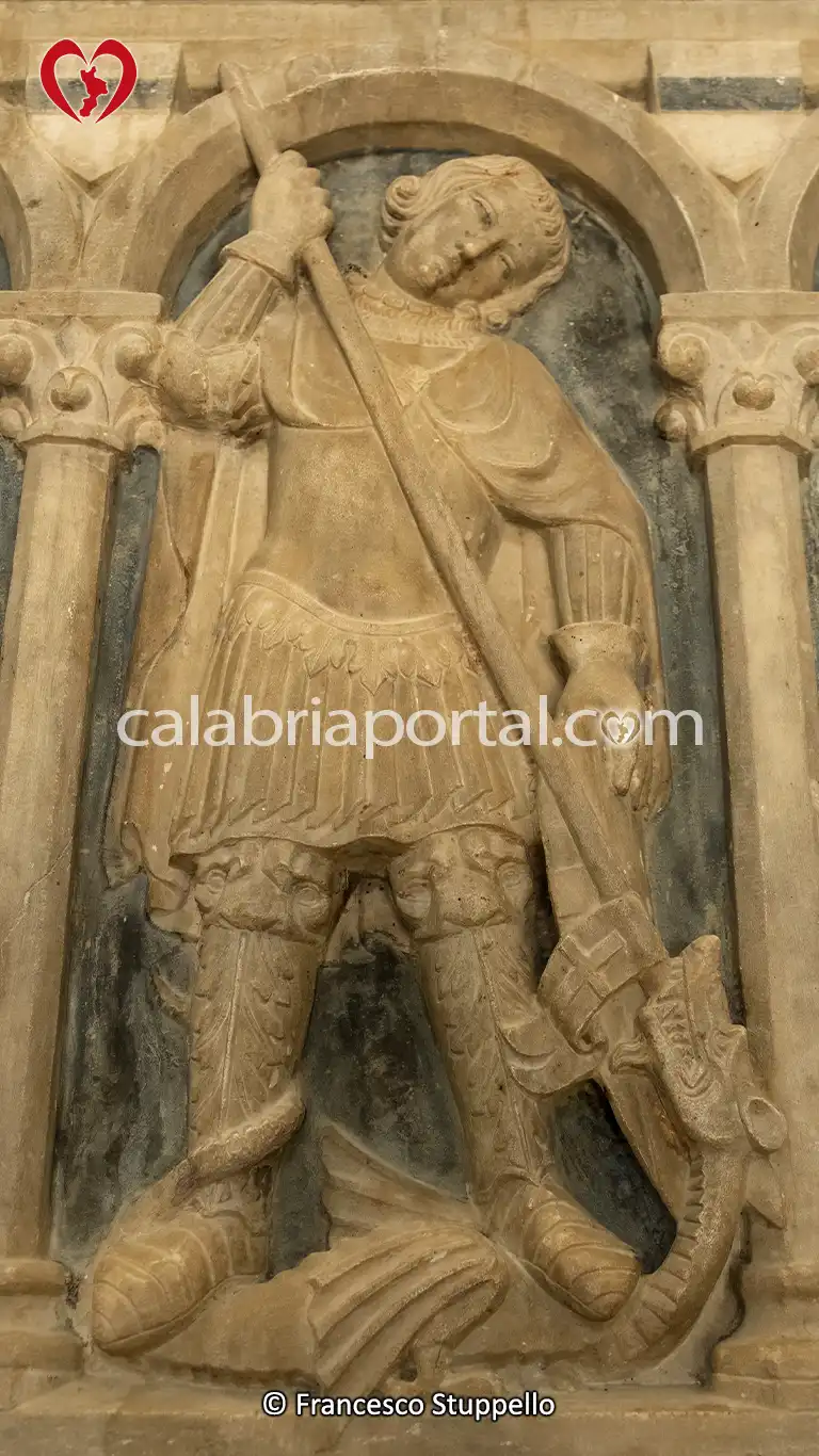 Figura di San Giorgio sul Basamento del Mausoleo di Filippo di Sangineto ad Altomonte Figura di San Giorgio sul Basamento del Mausoleo di Filippo di Sangineto ad Altomonte