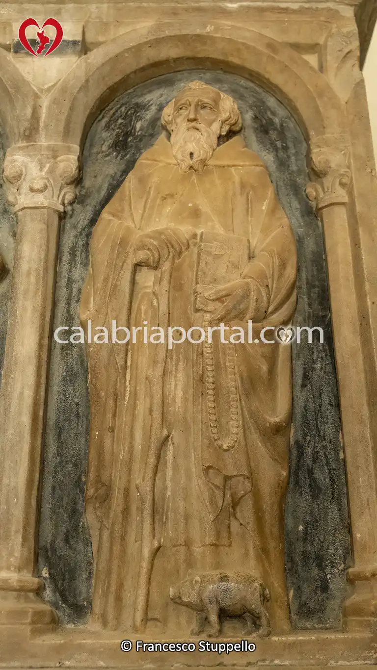 Figura di Sant'Antonio Abate sul Basamento del Mausoleo di Filippo di Sangineto ad Altomonte Figura di Sant'Antonio Abate sul Basamento del Mausoleo di Filippo di Sangineto ad Altomonte