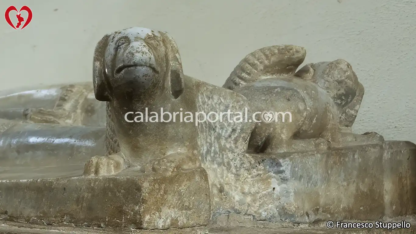 Particolare dei Cani scolpiti sul Sarcofago di Ignoto Cavaliere del '300 Particolare dei Cani scolpiti sul Sarcofago di Ignoto Cavaliere del '300