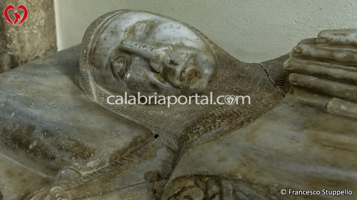 Il Sarcofago di Ignoto Cavaliere del '300 ad Altomonte Il Sarcofago di Ignoto Cavaliere del '300 ad Altomonte