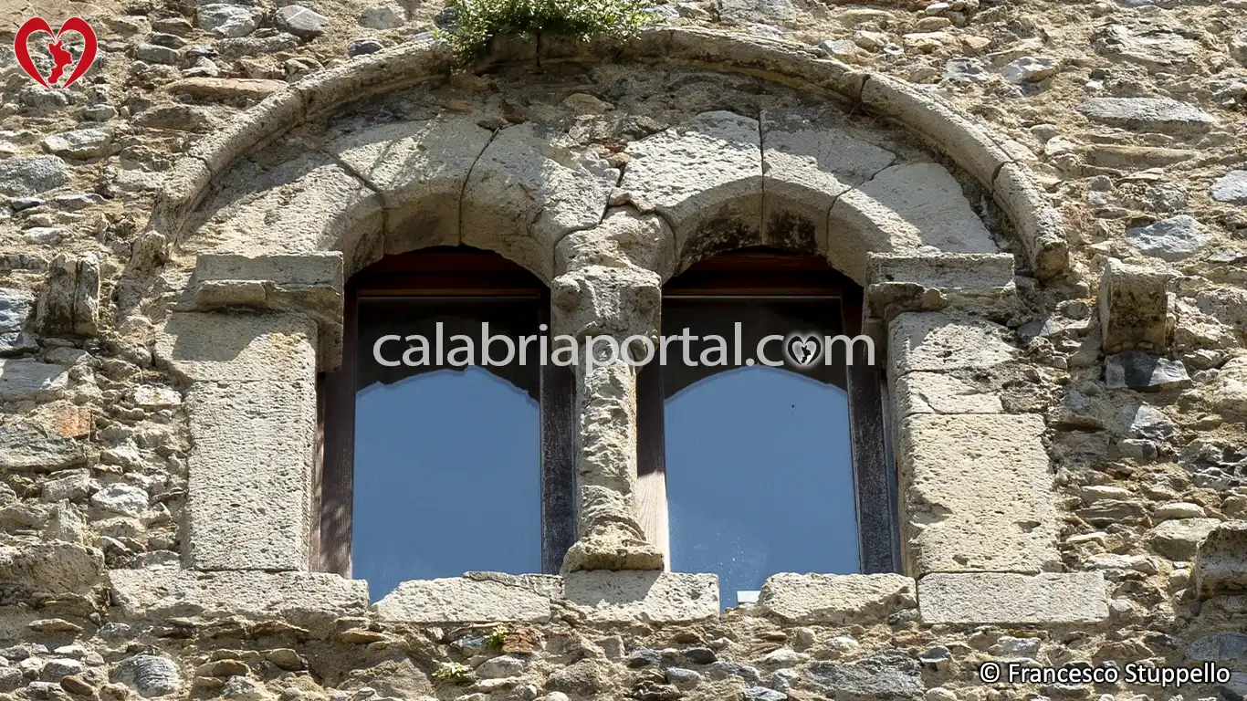 Bifora della Torre dei Pallotta ad Altomonte (CS) Bifora della Torre dei Pallotta ad Altomonte (CS)