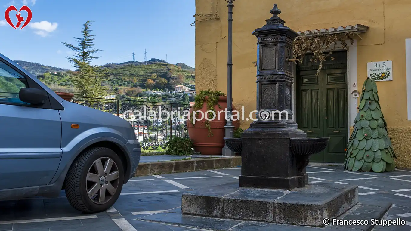 La Fontana di Ghisa di inizio '900 nel Centro Storico di Amantea
