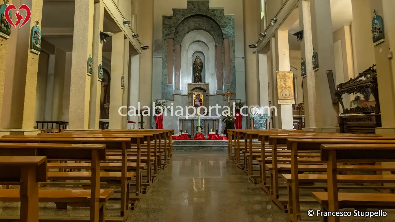 Navata Centrale della Chiesa di Santa Maria La Pinta ad Amantea Navata Centrale della Chiesa di Santa Maria La Pinta ad Amantea