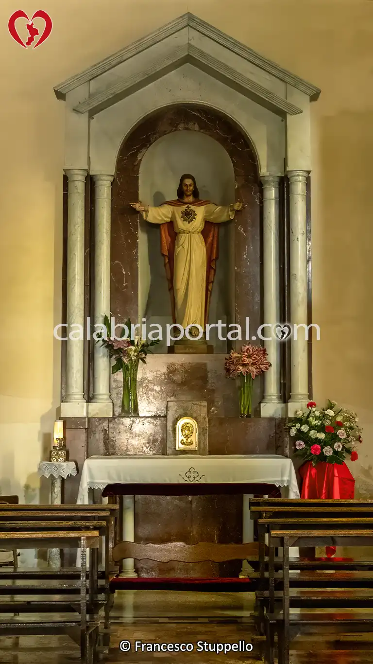 Altare della Navata Laterale della Chiesa di Santa Maria La Pinta ad Amantea Altare della Navata Laterale della Chiesa di Santa Maria La Pinta ad Amantea