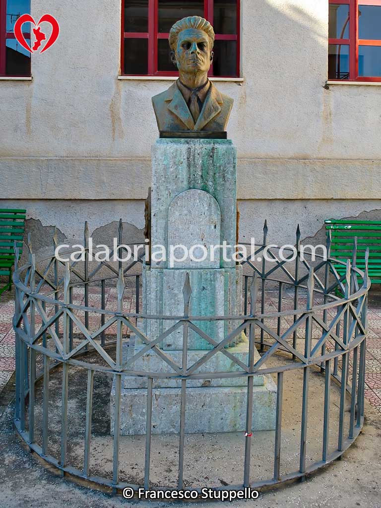 Monumento a Girolamo Grisolia ad Amendolara (CS) Monumento a Girolamo Grisolia ad Amendolara (CS)