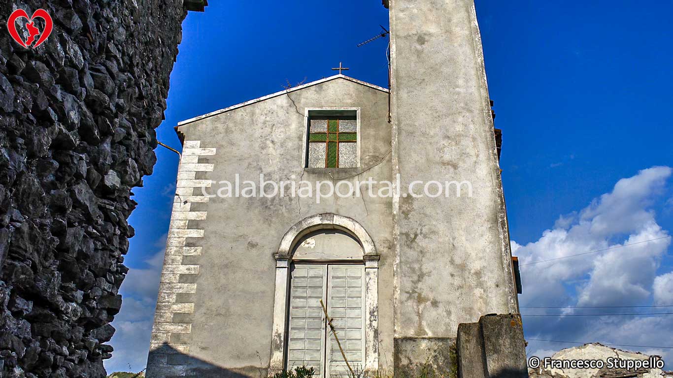 Chiesa della SS. Trinità ad Avena di Papasidero (CS) Chiesa della SS. Trinità ad Avena di Papasidero (CS)
