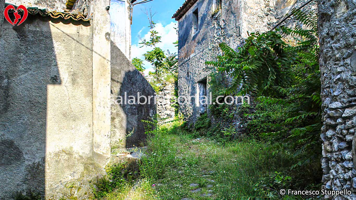 Scorcio del Borgo di Avena di Papasidero (CS) Scorcio del Borgo di Avena di Papasidero (CS)
