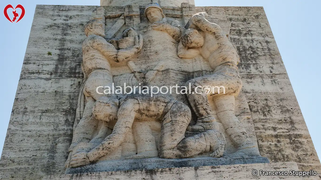 Bassorilievo del Mausoleo di Michele Bianchi a Belmonte Calabro (CS) Bassorilievo del Mausoleo di Michele Bianchi a Belmonte Calabro (CS)