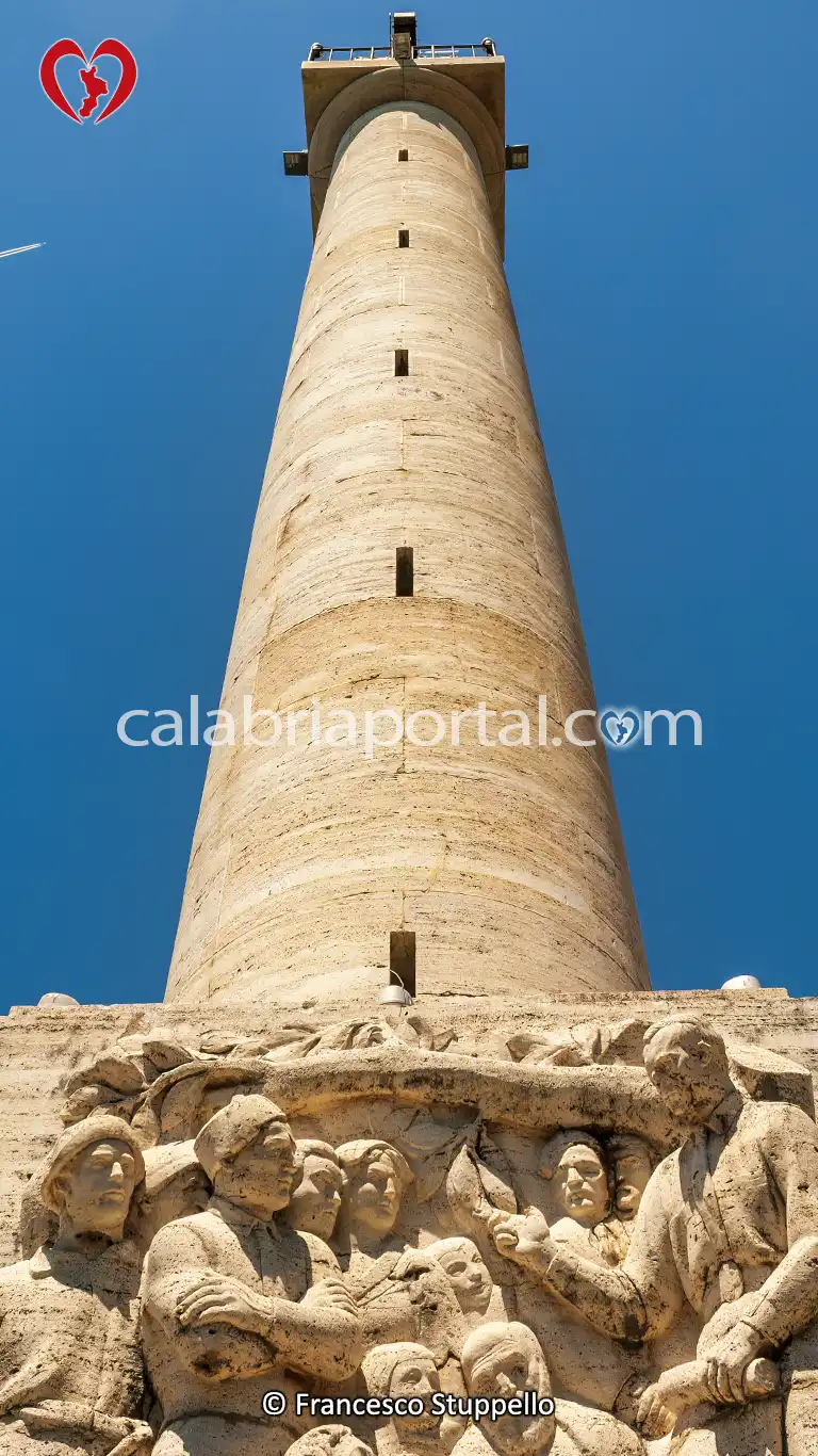 Colonna del Mausoleo di Michele Bianchi a Belmonte Calabro (CS) Colonna del Mausoleo di Michele Bianchi a Belmonte Calabro (CS)