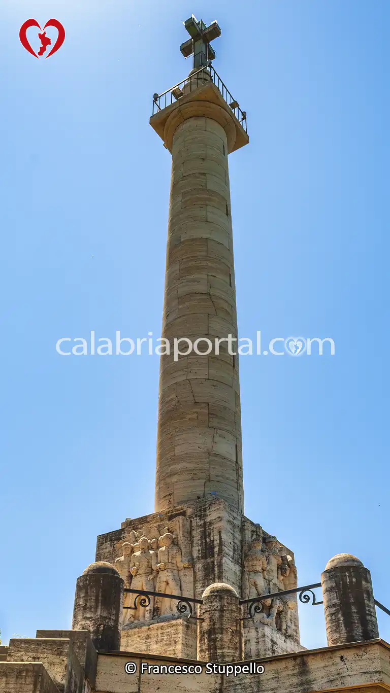 Colonna del Mausoleo di Michele Bianchi a Belmonte Calabro (CS) Colonna del Mausoleo di Michele Bianchi a Belmonte Calabro (CS)
