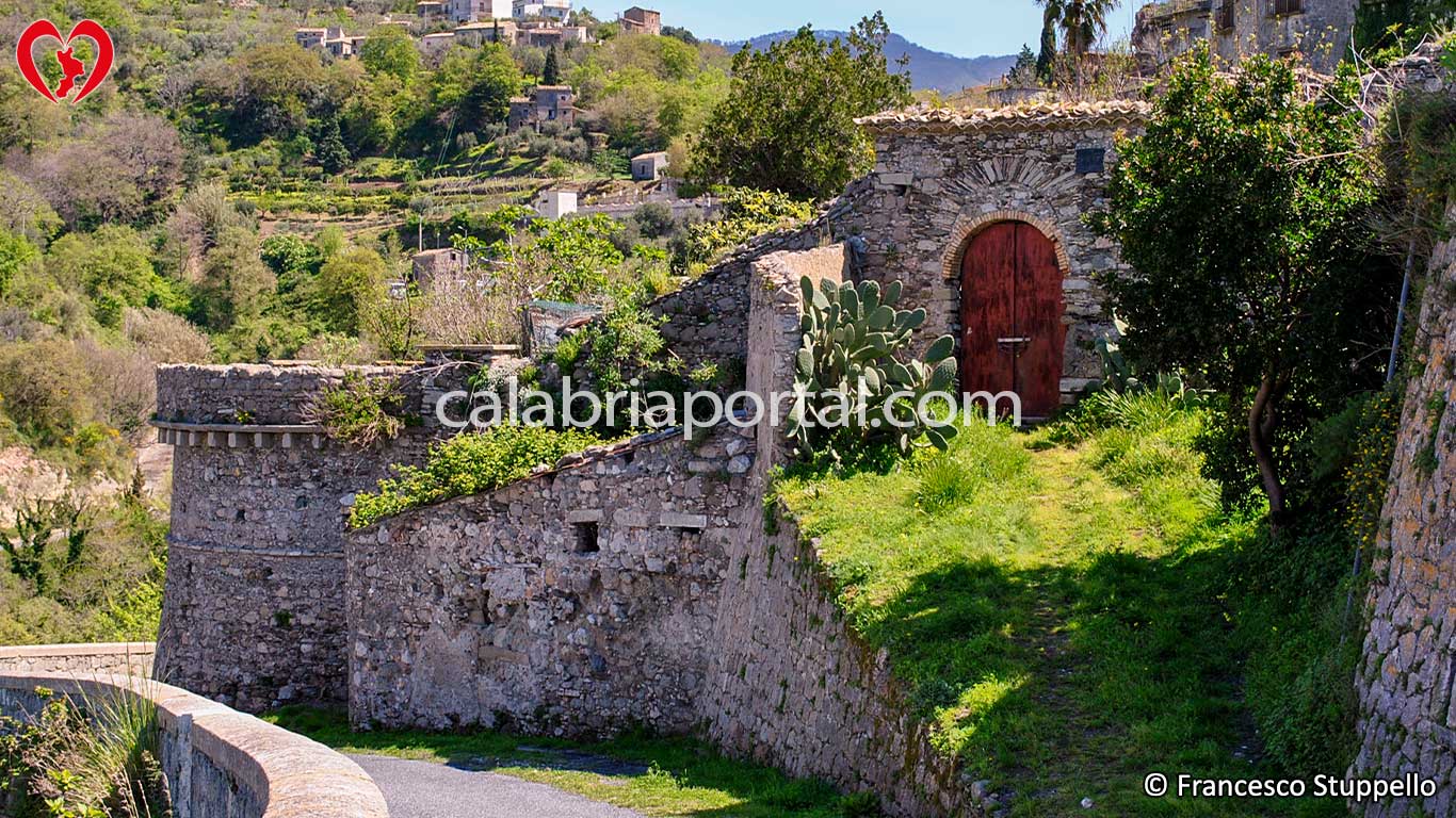 Mura di Cinta e la Torre a Belmonte Calabro (CS)