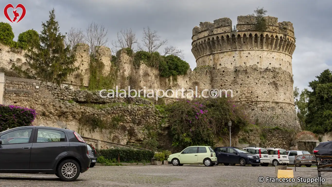 Scorcio del Castello e del Mastio di Belvedere Marittimo Scorcio del Castello e del Mastio di Belvedere Marittimo
