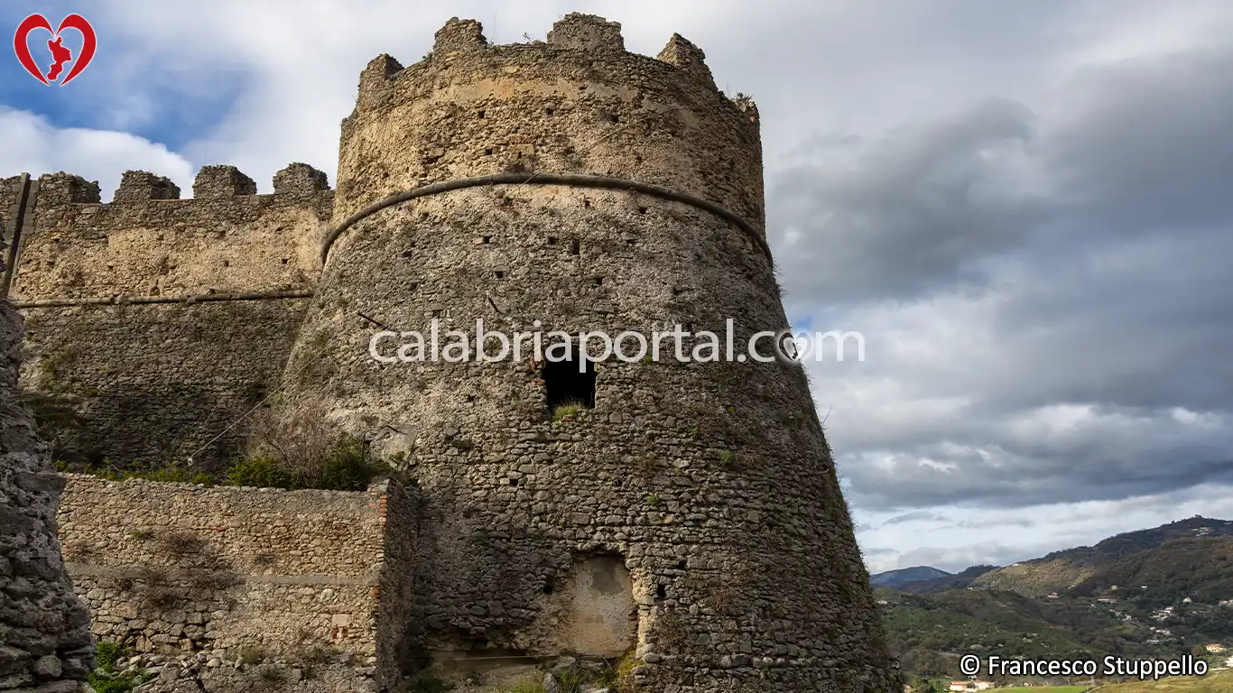 Torre Circolare Merlata del Castello di Belvedere Marittimo