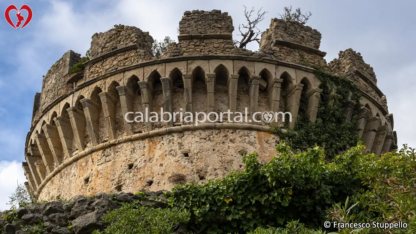 Particolare del Mastio del Castello di Belvedere Marittimo Particolare del Mastio del Castello di Belvedere Marittimo