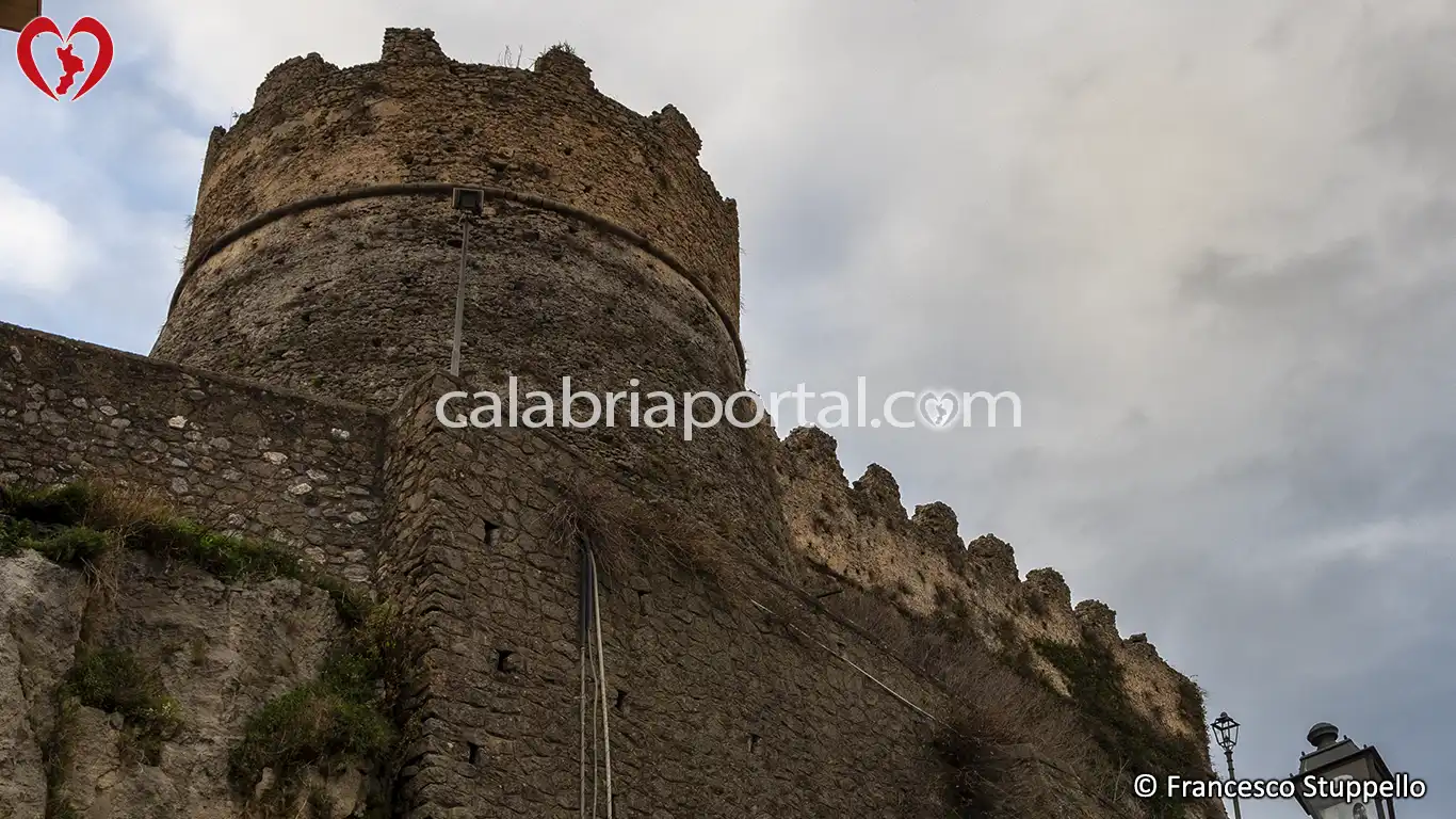 Scorcio del Castello Aragonese di Belvedere Marittimo Scorcio del Castello Aragonese di Belvedere Marittimo